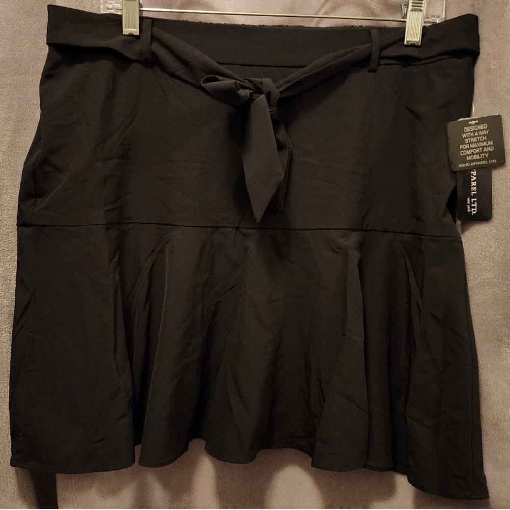 Soho Apparel Black Skort L